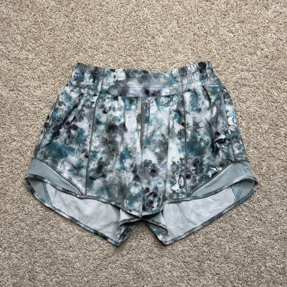 Lululemon Hotty Hot Low Rise Short 4"